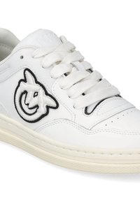 Sneaker bianca in pelle con logo ricamato nero, suola texturizzata e lacci bianchi flat. Presenta perforazioni sulla punta per una migliore traspirazione.