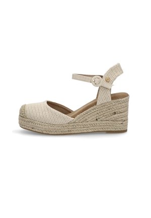 Sandalía de cuña de yute trenzado en color beige con tira al tobillo y detalle de botón, que presenta un upper de tejido texturizado y una suela intermedia de yute trenzado.