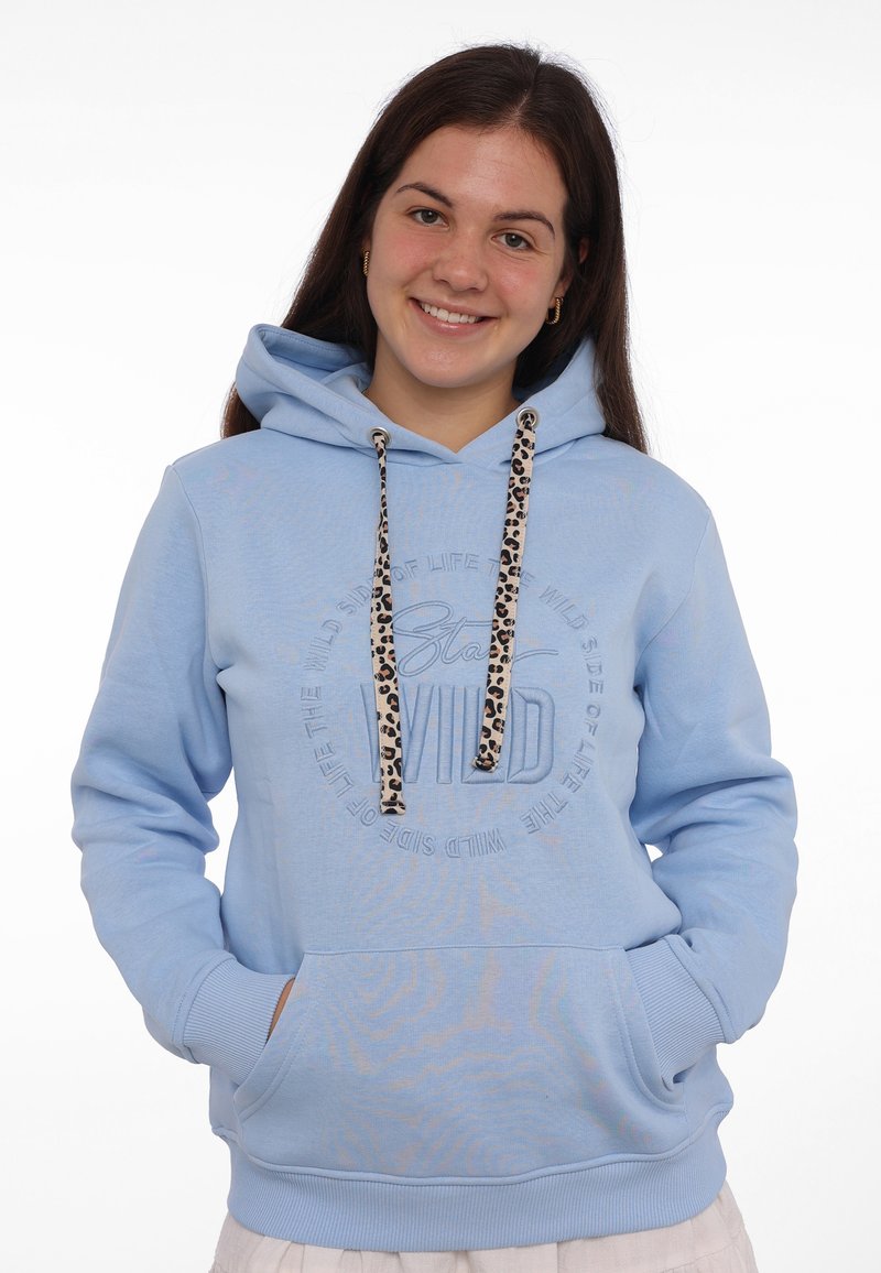 Haut à capuche bleu clair avec une poche avant, orné d'un imprimé texturé et de cordons de tirage à motif léopard. Tissu doux et coupe décontractée.