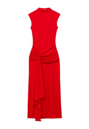 Czerwona, bezrękawnikowa sukienka midi z wysokim kołnierzem, marszczonym detalem w talii i asymetryczną drapowaną panelą z przodu.