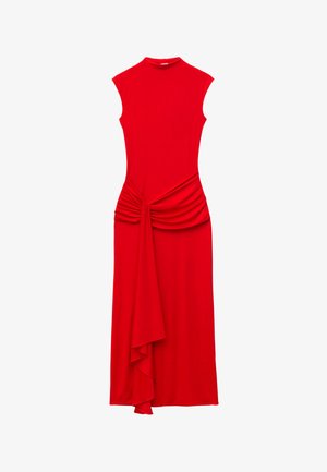 Czerwona, bezrękawnikowa sukienka midi z wysokim kołnierzem, marszczonym detalem w talii i asymetryczną drapowaną panelą z przodu.
