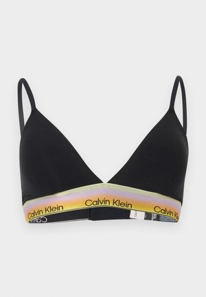 Sujetador negro en forma de triángulo con tirantes delgados y banda degradada de amarillo a púrpura con la etiqueta "Calvin Klein" en el borde inferior.