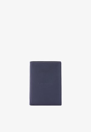 Donkerblauwe leren paspoorthouder met subtiel gegraveerd logo, gesloten en rechtopstaand op een witte achtergrond.