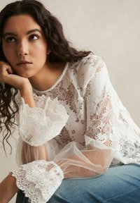 Reiss REGULAR FIT-EMILIA FLARED-CUFF  - Bluse - ivory