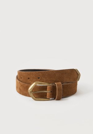 Bruine suède riem opgerold met messingkleurige metalen gesp en bijpassende metalen tip op een lichte achtergrond.