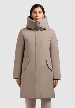 Beige gewatteerde parka met een hoge kraag, voorzien van twee voorzakken en een centrale rits, gemaakt van een gladde, gestructureerde stof.