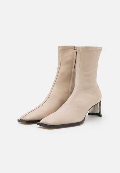 Studio Amelia SQUARED SOCKETTE 70 BOOT - Κλασικές μπότες αστραγάλου - stone