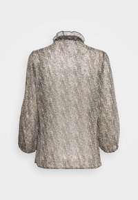 Blusa arrugada en tejido metálico plateado con un brillo texturizado, que presenta mangas largas abullonadas y un cuello alto. Vista posterior mostrada.