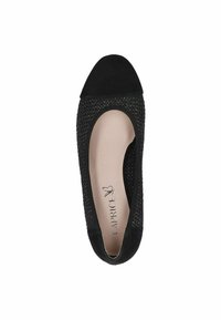 Scarpa nera senza lacci con tomaia in tessuto testurizzato e punta in suede liscia. L'interno è foderato in materiale beige, con il logo del marchio.