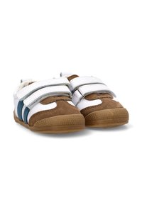 Zapatos marrones y blancos con acentos azules, que cuentan con una suave caja de dedos de ante, dos correas de gancho y bucle, y una suela de goma texturizada.
