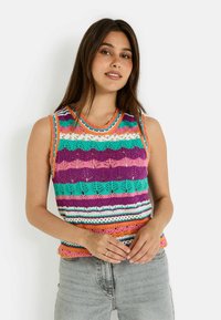 Top de punto sin mangas con rayas multicolores en púrpura, azul turquesa, rosa y blanco, con un patrón texturizado y un ribete naranja en contraste.