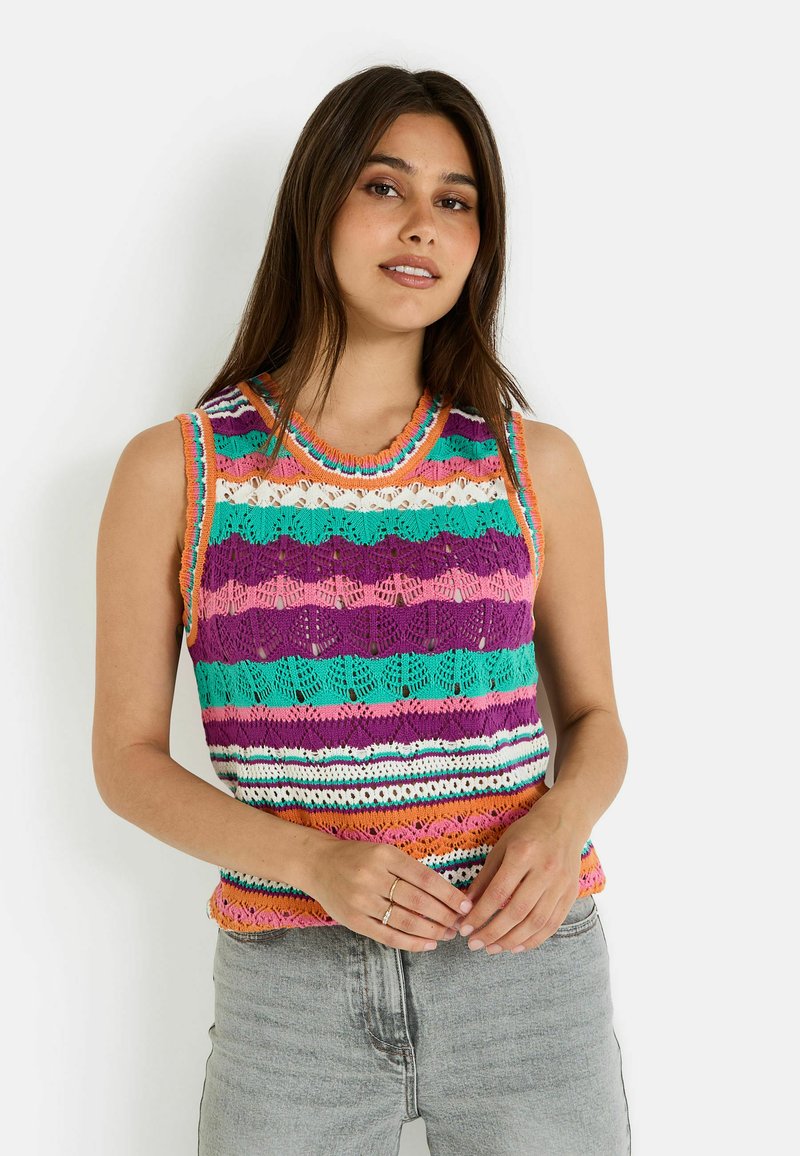 Top de punto sin mangas con rayas multicolores en púrpura, azul turquesa, rosa y blanco, con un patrón texturizado y un ribete naranja en contraste.