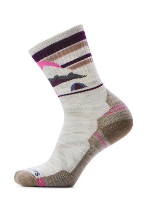 Lichtbeige sok met een bruine hiel en teen, met paarse, roze en bruine berglandschappatronen op de enkel.