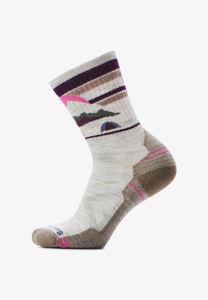 Jasnobeżowa skarpetka z brązowym obcasem i palcem, zdobiona wzorami górskiego krajobrazu w odcieniach fioletu, różu i brązu na kostce.