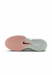Semelle de chaussure Nike présentant un dessus texturé de couleur vert clair avec des accents roses et un logo noir. Le motif comprend des détails en chevrons.