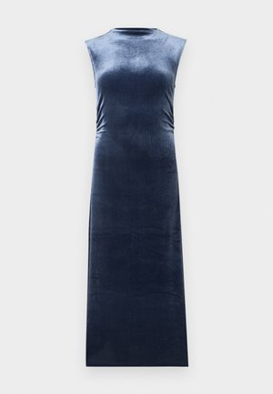 Ärmelloses, marineblaues Samtkleid mit hohem Kragen, figurbetonter Silhouette und glatter Textur; verfügt über seitliche Raffungen für zusätzliche Details.