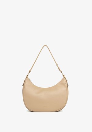 Borsa a spalla in pelle beige con design curvo, una sola tracolla regolabile e minuteria minimalista in tonalità oro. Texture liscia.