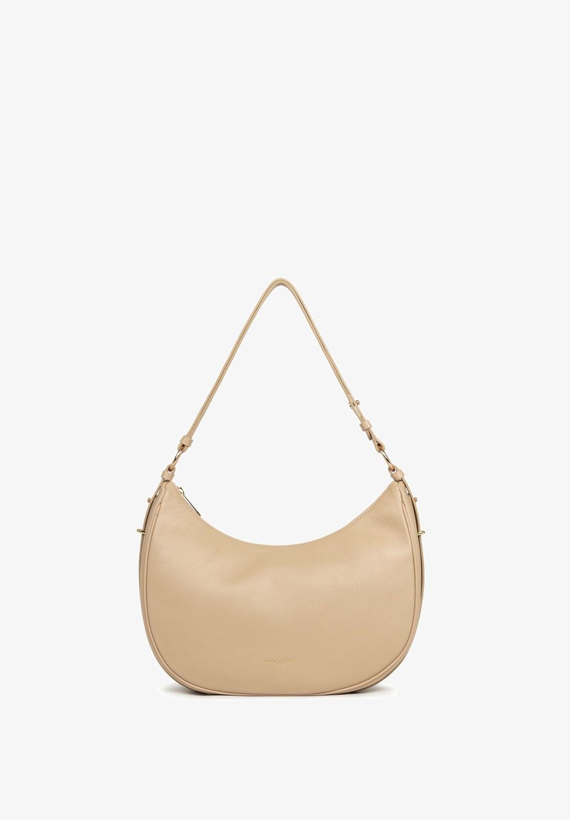 Borsa a spalla in pelle beige con design curvo, una sola tracolla regolabile e minuteria minimalista in tonalità oro. Texture liscia.