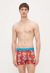 Sarkani bokseršorti ar zilu jostu ar uzrakstu "HAPPY" ir komiksu stilā veidots raksts ar sirdīm, mākoņiem un runas burbuļiem ar vārdu "Tētis".