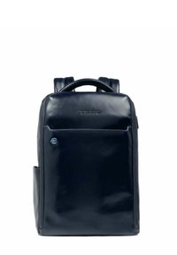 Mochila de cuero azul marino con un acabado brillante, cuenta con un bolsillo frontal con cremallera, asas resistentes y correas ajustables. Diseño minimalista.