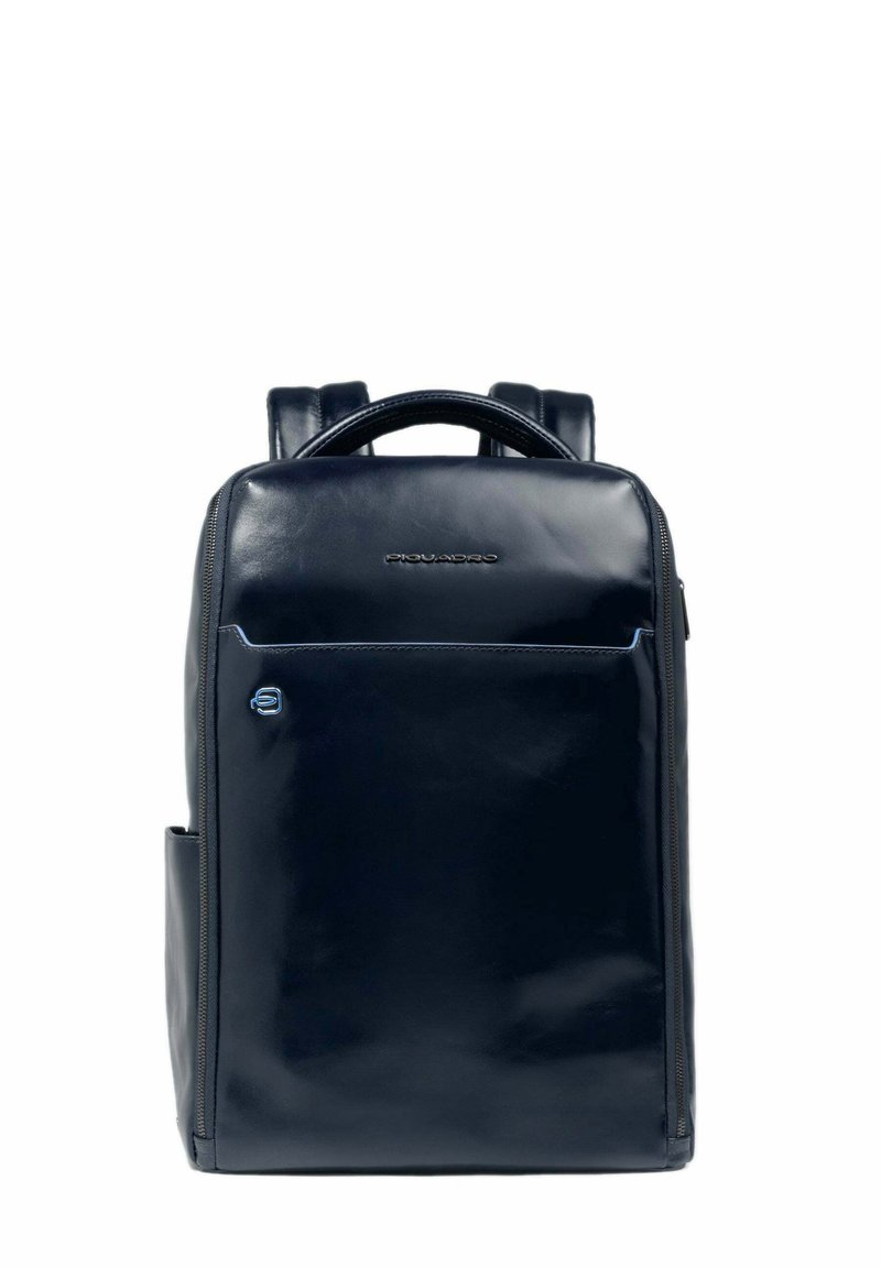 Mochila de cuero azul marino con un acabado brillante, cuenta con un bolsillo frontal con cremallera, asas resistentes y correas ajustables. Diseño minimalista.