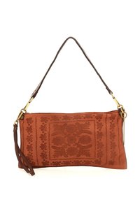 Borsa a mano rettangolare in pelle marrone con rilievi floreali scuri, hardware dorato, una corta tracolla e una maniglia per il polso su sfondo bianco.