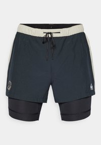 Svarta badshorts med elastisk midja och dragsko, lagerdesign och sidodekorationer i en kontrasterande ljus färg.