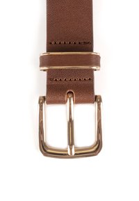 Ceinture en cuir marron avec une boucle rectangulaire dorée et des surpiqûres sur un fond blanc.