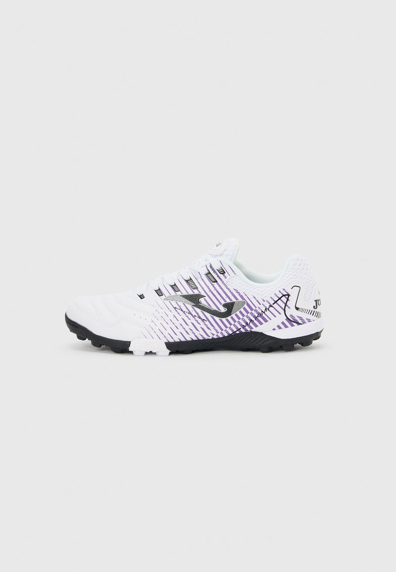 Λευκό και μοβ αθλητικό παπούτσι με μαύρη σόλα, με σχεδιασμό ρίγας στο πλάι και υφή λαβής για αθλητικά σε τεχνητό χλοοτάπητα.