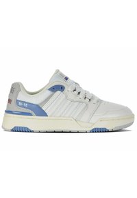 Sneaker bianco con accenti blu chiaro, realizzata in materiali a rete e pelle, con un design texturizzato, suola leggera e dettagli a strisce.