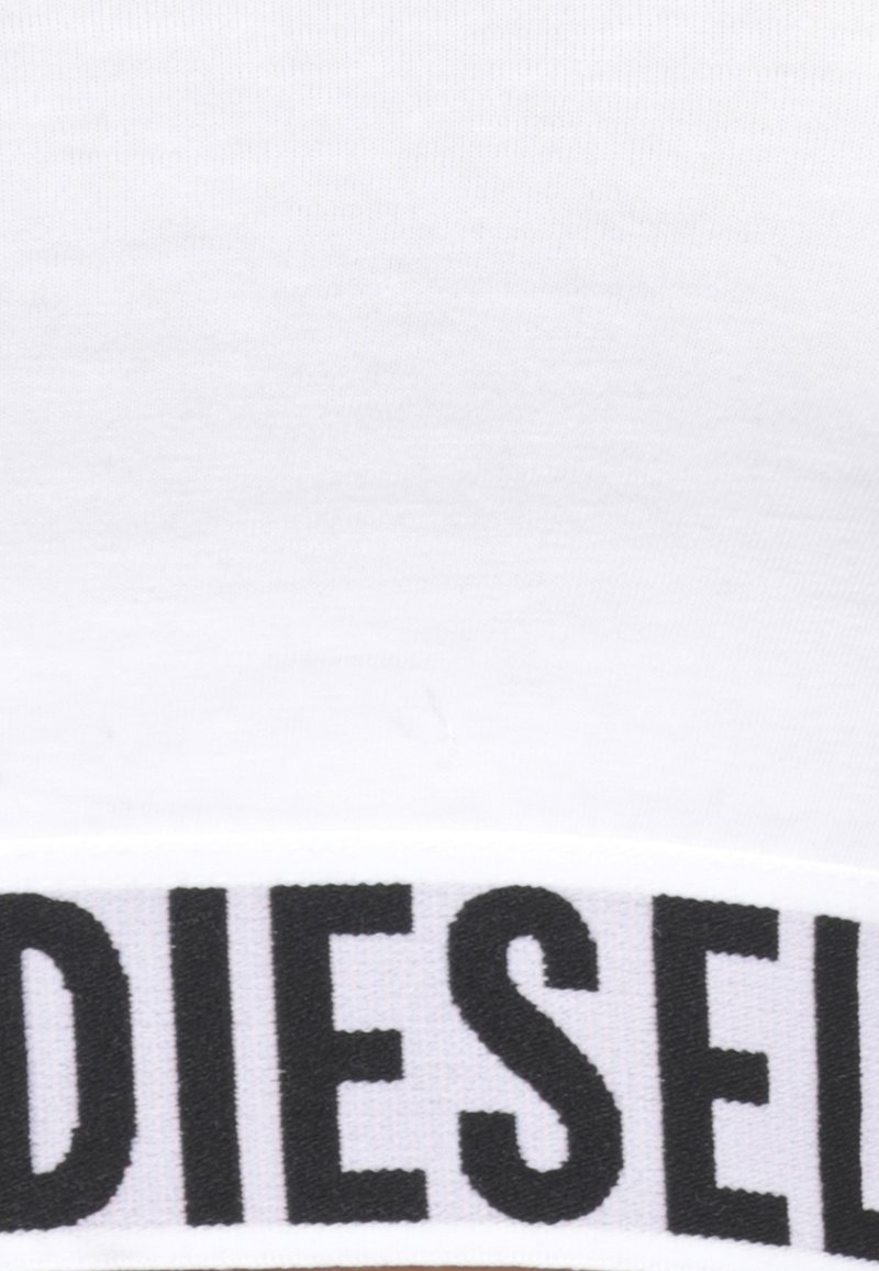 Tessuto di cotone bianco con un ampio cintura nera con la scritta "DIESEL" in caratteri bold. Texture liscia e design semplice.