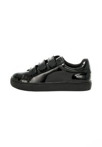 Sneaker nera lucida con tre cinturini in velcro e una spessa suola in gomma, mostrata in profilo laterale su uno sfondo bianco.