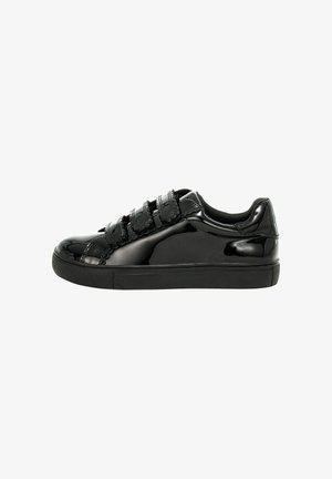 Czarne, błyszczące sneakersy z trzema paskami na rzep i grubą gumową podeszwą, zaprezentowane w profilu bocznym na białym tle.