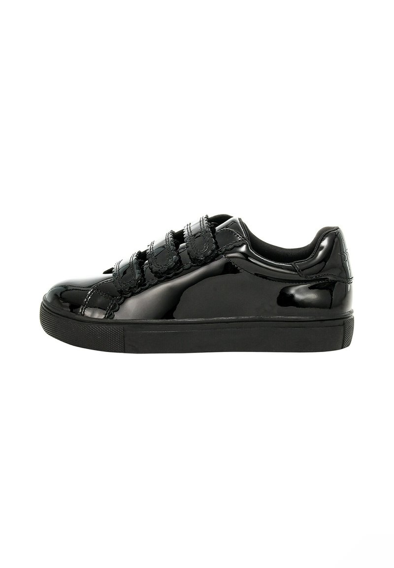 Sneaker nera lucida con tre cinturini in velcro e una spessa suola in gomma, mostrata in profilo laterale su uno sfondo bianco.