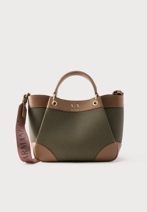 Stor olivengrøn net med brune læderhåndtag, hjørner og kantning, med en mærkevarer aftagelig skulderrem og guldfarvede hardware-detaljer.