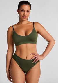 Olijfgroene bikini-set met een naadloze bralette en hoge taille broek, voorzien van dunne verstelbare bandjes en zachte, gladde breimateriaal.
