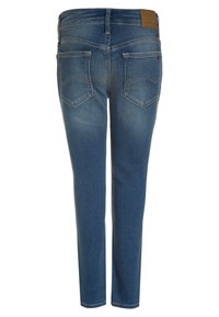 Jeans ajustados de denim azul, con una cintura de media altura, dos bolsillos traseros con detalles de costura y un parche de cuero marrón en la cinturilla.