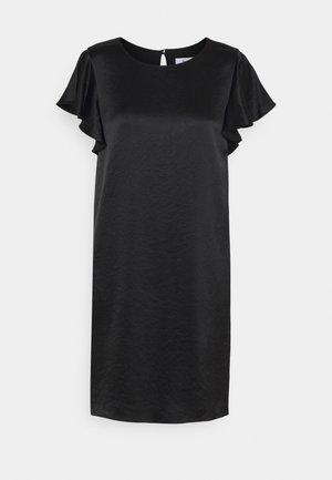 Musta mekko, jossa on lyhyet, röyhelöidyt hihat ja sileä pinta. Yhdistetty mustiin remmikenkiin ja pieneen mustaan clutch-laukkuun.
