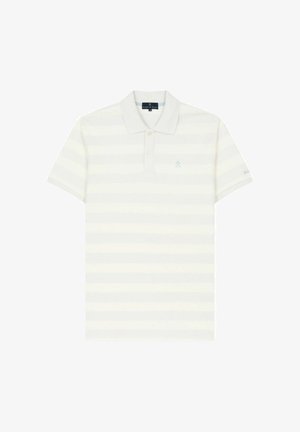 Polo blanco de manga corta con sutiles rayas horizontales, tapeta con dos botones, pequeño logo en el pecho y etiqueta de Harper & Neyer dentro del cuello.