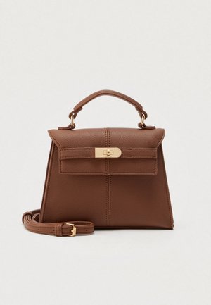 Sac à main en cuir marron au design structuré, avec poignée supérieure, bandoulière amovible et rabat avant doté d'une fermeture à boucle dorée.