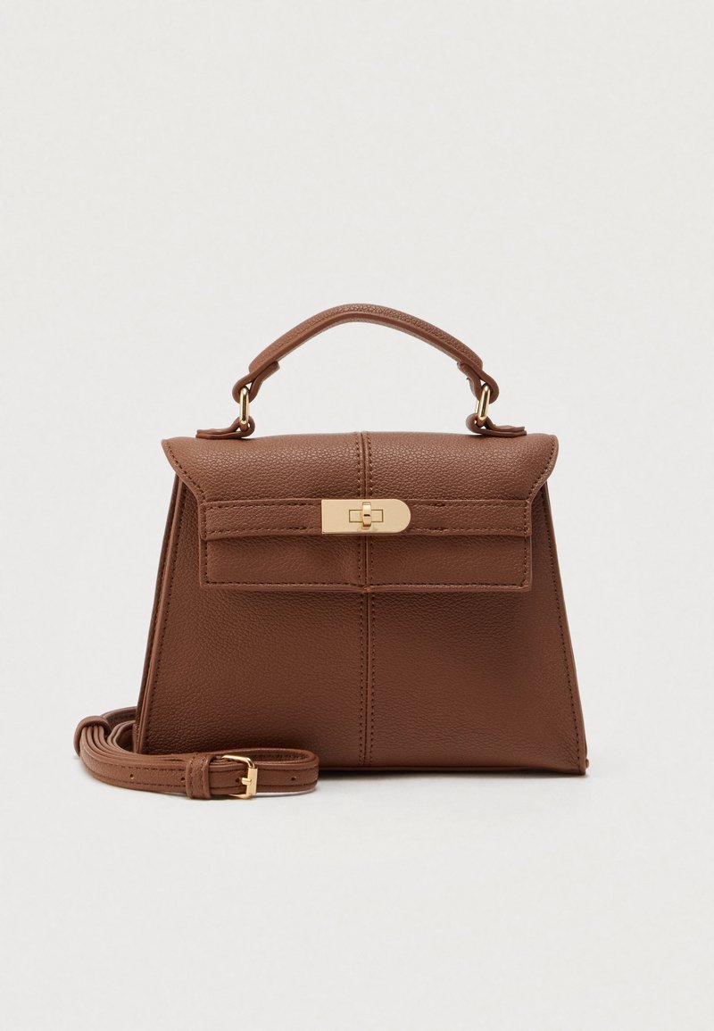 Sac à main en cuir marron au design structuré, avec poignée supérieure, bandoulière amovible et rabat avant doté d'une fermeture à boucle dorée.
