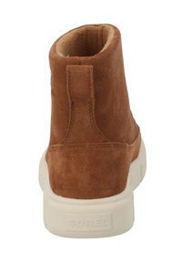 Braune Wildleder-Stiefeletten mit einer glatten, beigen Gummisohle und einem kleinen Absatz. Die Rückseite weist ein dezentes Logodetail auf.