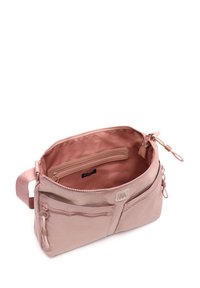 Ružová nylonová taška so zipsovým uzáverom, dve predné vrecká, mäkké vnútorné podšívka a viditeľné logo na prednej strane.