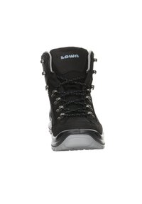 Botte de randonnée noire avec une tige en tissu imperméable, œillets en métal, lacets bleus, col rembourré et semelle en caoutchouc grise. Présente un design robuste.