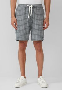 Grijs-wit gestreepte short met een trekkoord in de taille, gemaakt van een lichtgewicht stof en met een losse pasvorm. Gepaard met witte sneakers.