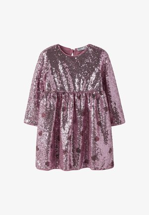 Ružičasta haljina s dugim rukavima, ukrašena srebrnim šljokicama i raspoređenim ukrasima u obliku srca, okruglim izrezom i skupljenim strukom za dijete.