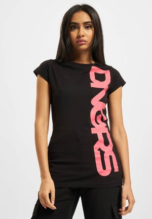 Schwarzes T-Shirt mit Rundhalsausschnitt und kurzen Ärmeln, das ein vertikales grafisches Textdesign in Pink auf der Vorderseite zeigt. Weicher Baumwollstoff, taillierte Form.
