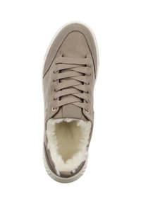 Zapatilla de color marrón claro que presenta materiales de ante y textil, punta redonda, diseño con cordones y un forro interior suave con suela texturizada.