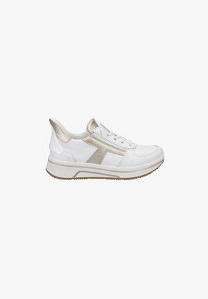 Sneaker bianca in pelle con dettagli metallici dorati, pannelli laterali testurizzati, design con lacci e suola in gomma. Presenta un tallone imbottito.