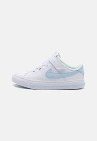 Neselectat, white/blue tint/sail